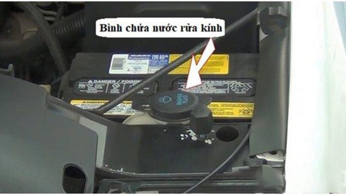 Hướng dẫn thay thế mô tơ bơm nước rửa kính ở ô tô 1