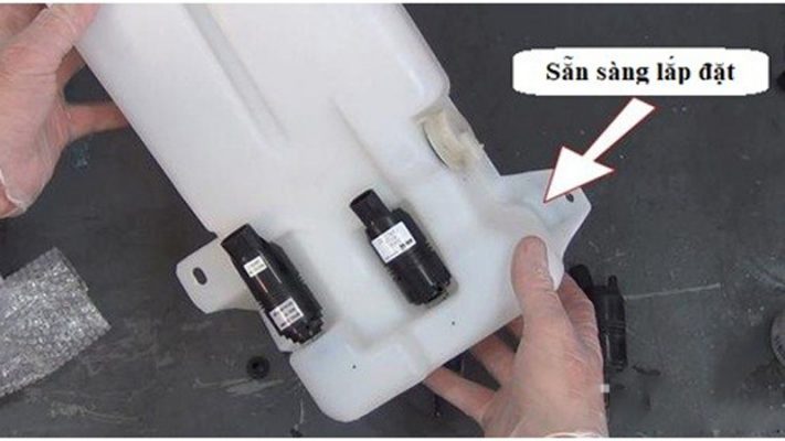 Hướng dẫn thay thế mô tơ bơm nước rửa kính ở ô tô 10