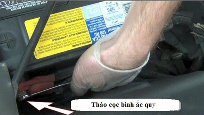 Hướng dẫn thay thế mô tơ bơm nước rửa kính ở ô tô 1