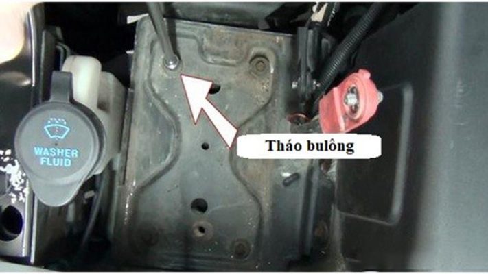 Hướng dẫn thay thế mô tơ bơm nước rửa kính ở ô tô 4