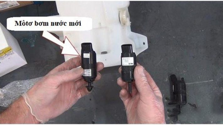 Hướng dẫn thay thế mô tơ bơm nước rửa kính ở ô tô 9