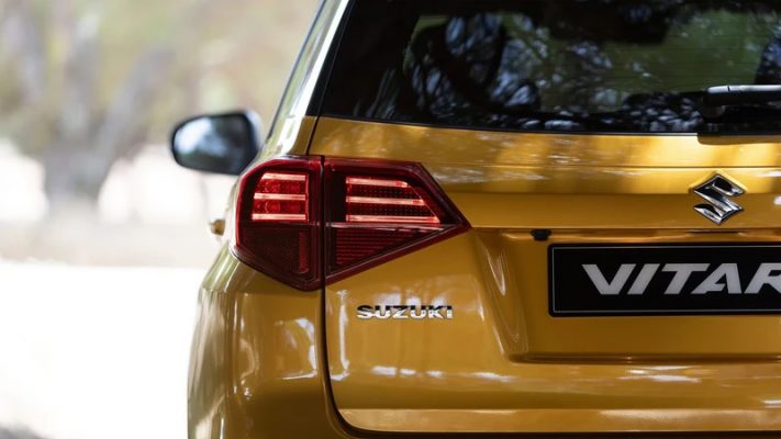 Thay đèn hậu xe ô tô tại nhà