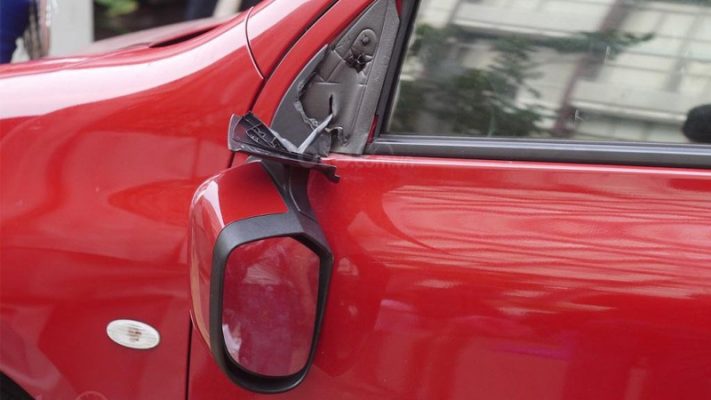 Gương cửa không gắn chặt với xe