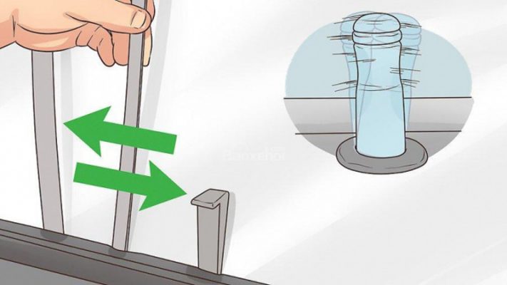 Di chuyển que sắt qua lại để mở khóa