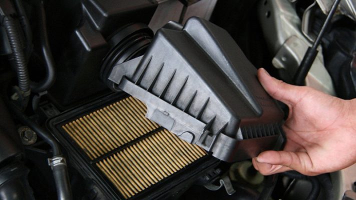 Thay hộp lọc gió động cơ